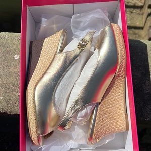 Perfect never before worn gold metallic Gigi Wedges!!